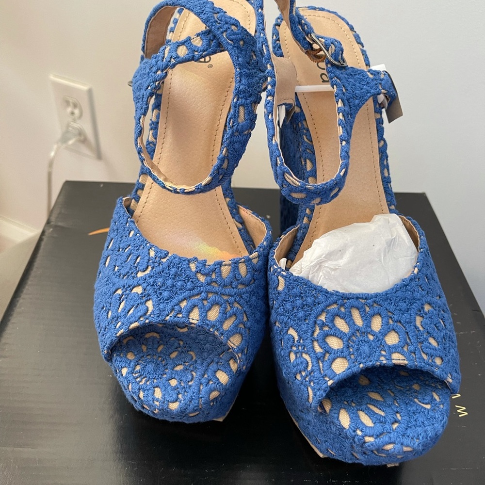NWOT-Never worn, periwinkle platform sandals, size 9.5